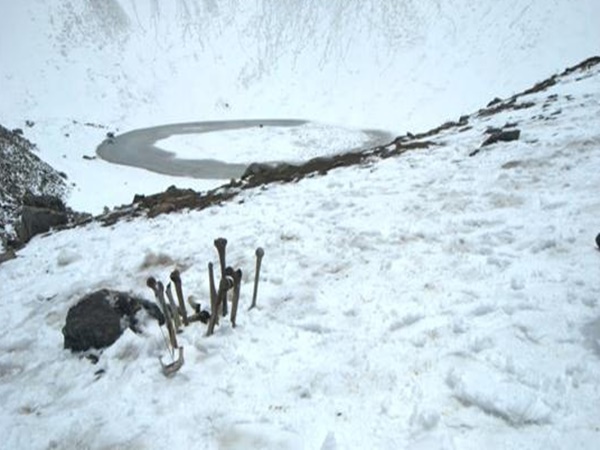 తవ్వుతుంటే బయటకొస్తున్న అస్థిపంజరాలు ! వాటి వెనుక రహస్యం !
