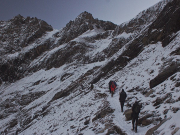 తవ్వుతుంటే బయటకొస్తున్న అస్థిపంజరాలు ! వాటి వెనుక రహస్యం !