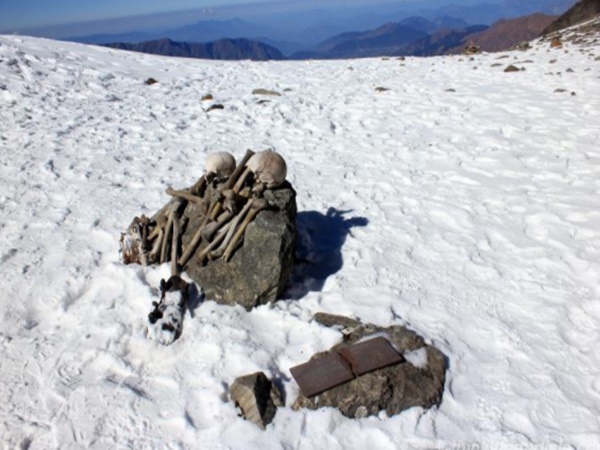 తవ్వుతుంటే బయటకొస్తున్న అస్థిపంజరాలు ! వాటి వెనుక రహస్యం !