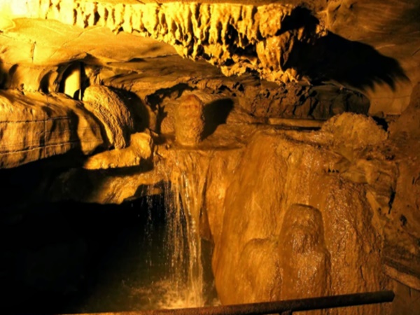 భూమిలోనే 10 కి.మీ గుహ..! బయటపడ్డ వింత పాత్రలు !