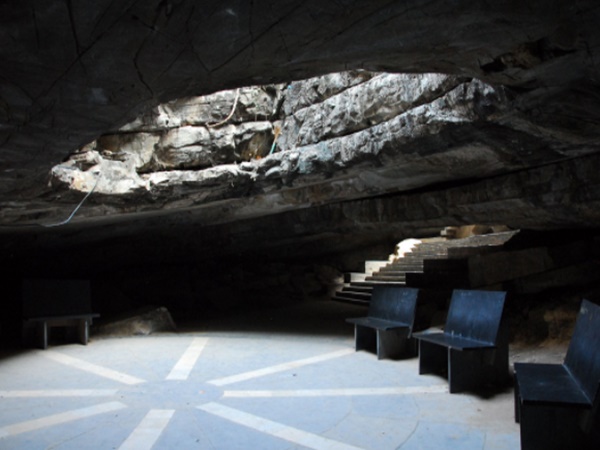 భూమిలోనే 10 కి.మీ గుహ..! బయటపడ్డ వింత పాత్రలు !