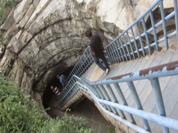 భూమిలోనే 10 కి.మీ గుహ..! బయటపడ్డ వింత పాత్రలు !