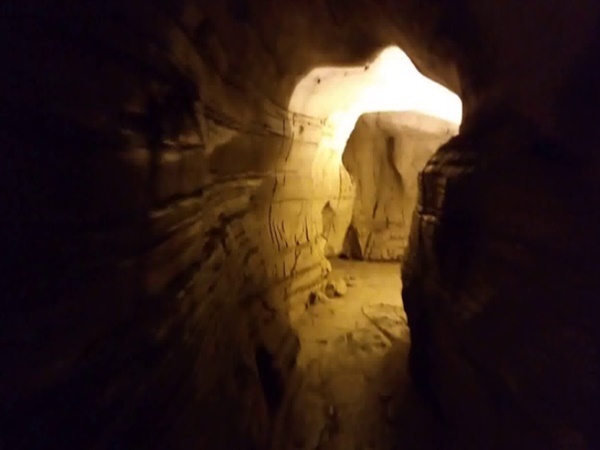 భూమిలోనే 10 కి.మీ గుహ..! బయటపడ్డ వింత పాత్రలు !