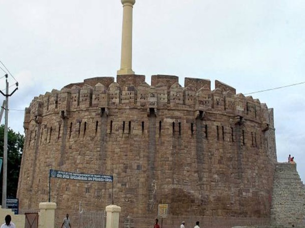 ఆ తల్లి నుదుటన బొట్టుపెట్టి మొక్కుకుంటే కోరిన కోరికలు తీరుతాయట!!