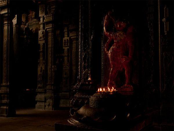 ఆశ్చర్యం : ఇక్కడ హనుమంతుణ్ణి బేడీలతో కట్టివేసారు !