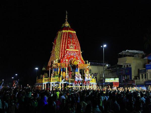 ఆశ్చర్యం : ఇక్కడ హనుమంతుణ్ణి బేడీలతో కట్టివేసారు !