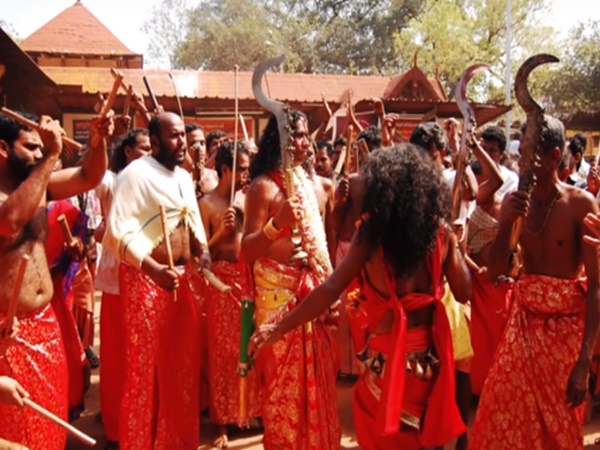 ఇక్కడ అమ్మవారిని తిట్టడమే 