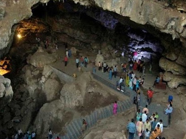 అర్థరాత్రి ఆ గుడిలోంచి వింత శబ్దాలు.. ఇంతకీ ఏంటా రహస్యం..!!