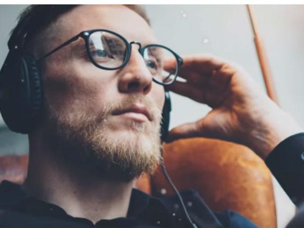 మధురమైన పాటలను వింటూ