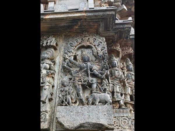 హొయసలేశ్వర దేవాలయంలో ఈజిప్షియన్ మానవాకృతి : ఆశ్చర్యం