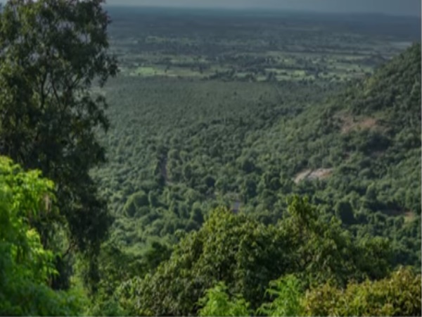 చప్పట్లు కొడితే నీరు వచ్చే వింత ప్రదేశం ఎక్కడవుందో తెలుసా?