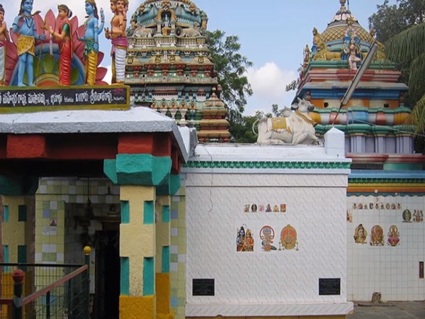 ఆ శివలింగం తెల్లరాతి లింగం దాని వెనుక భాగంలో ఒక జడ.. కలిగిన వింత ఆలయం!