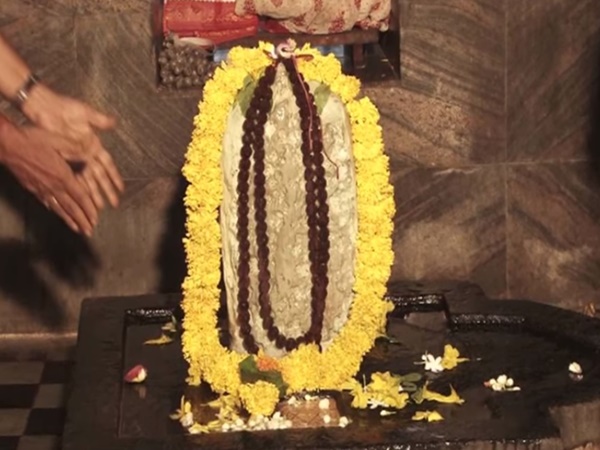 ఆ శివలింగం తెల్లరాతి లింగం దాని వెనుక భాగంలో ఒక జడ.. కలిగిన వింత ఆలయం!
