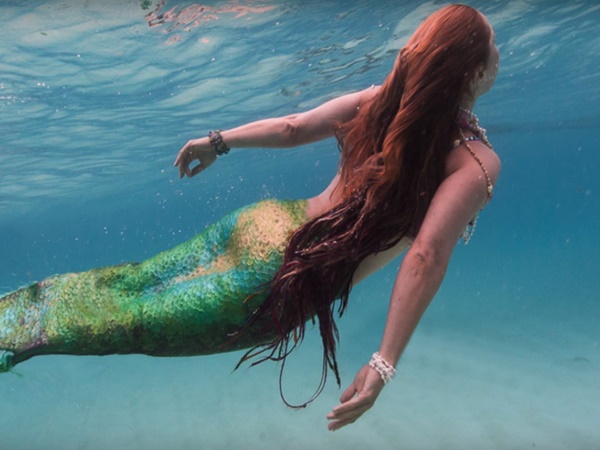 సముద్రతీరానికి కొట్టుకొచ్చిన జలకన్య !