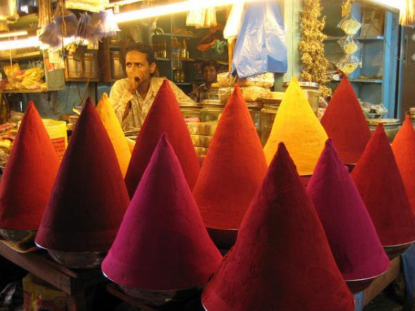 నగర జీవనం ఎక్కడైనా ఇంతే...!