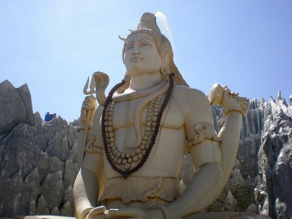 నగర జీవనం ఎక్కడైనా ఇంతే...!