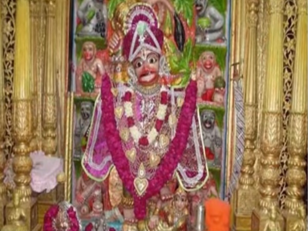 ఆశ్చర్యానికి గురి చేసే కొన్ని ఆలయాల వింతలు ఆచారాలు!