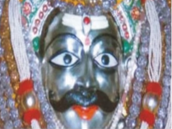 ఆశ్చర్యానికి గురి చేసే కొన్ని ఆలయాల వింతలు ఆచారాలు!