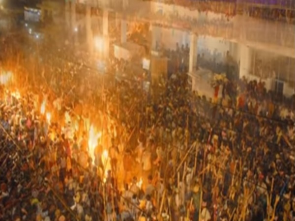 ఆశ్చర్యానికి గురి చేసే కొన్ని ఆలయాల వింతలు ఆచారాలు!