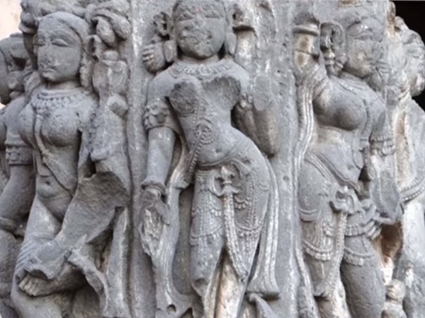 అక్షరాలు విగ్రహ రూపంలో దర్శనమిచ్చే ఆలయం