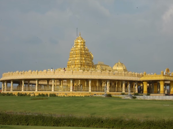 శ్రీపురం స్వర్ణ దేవాలయం కట్టడం వెనుక ఉన్న ఆ అద్భుత శక్తి ఎవరో తెలుసా?