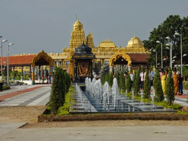 శ్రీపురం స్వర్ణ దేవాలయం కట్టడం వెనుక ఉన్న ఆ అద్భుత శక్తి ఎవరో తెలుసా?