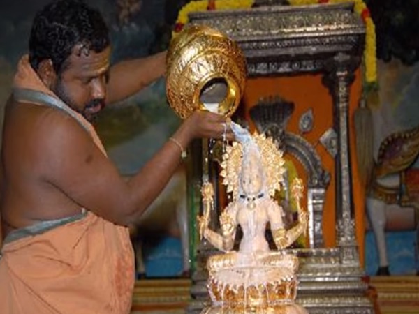 శ్రీపురం స్వర్ణ దేవాలయం కట్టడం వెనుక ఉన్న ఆ అద్భుత శక్తి ఎవరో తెలుసా?