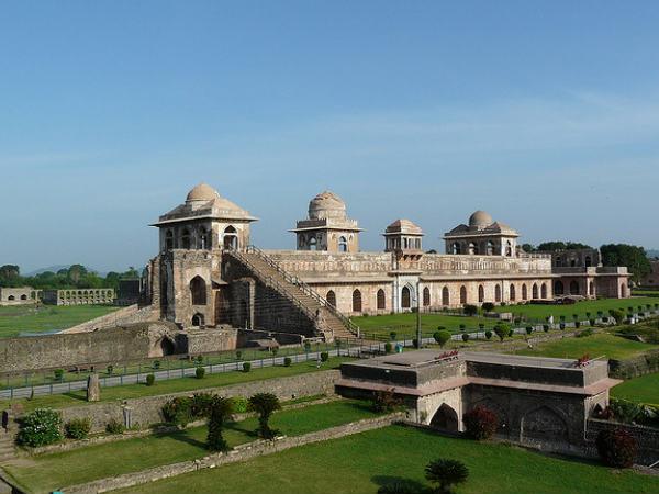 ప్రేమ పక్షులకు కొత్త ప్రదేశాలు !!