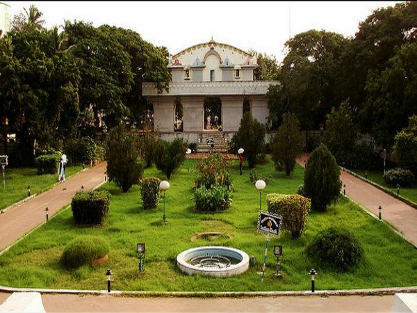 ఒకే రాతితో నిర్మించిన రథం !!