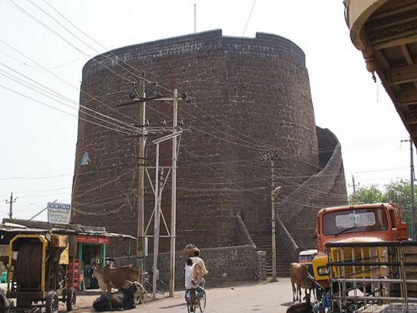 ఇండియాలోకెల్లా అతి పెద్ద సమాధి (టూంబ్) !