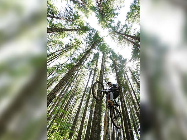 1. పర్వతాలను సైకిల్ తో ఢో కొట్టడం...