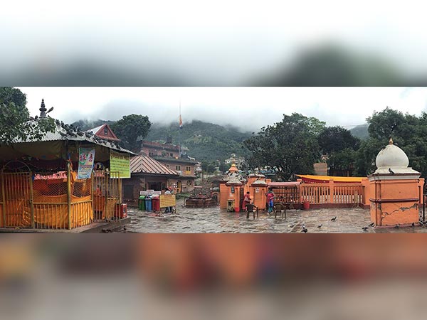 1. ఎతైన హిమశిఖరాల నడుమ