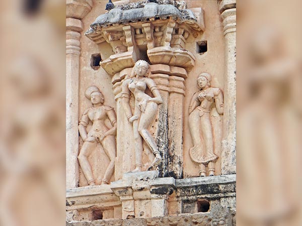 10.చరిత్రను చెప్పే శిల్పాల అందాలు