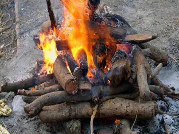 10. అప్పుడే కాల్చిన శవం నుంచి వచ్చిన భస్మంతో