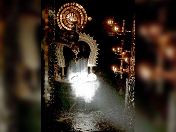 2.గవి గంగాధరేశ్వర ఆలయం 2.గవి గంగాధరేశ్వర ఆలయం