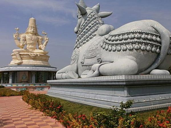 4. నంది పై పడే కిరణాలు లింగం పై... 