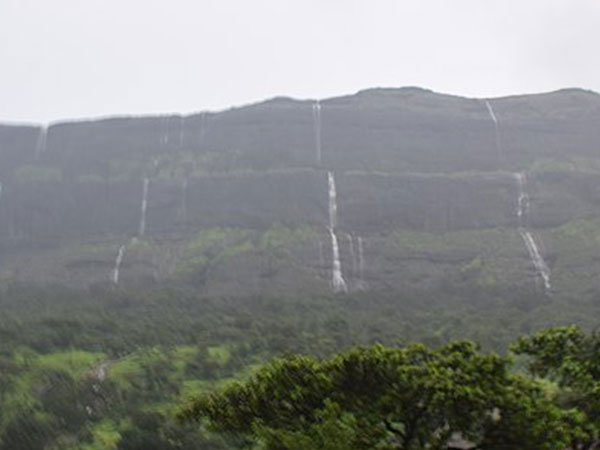 4. పెద్ద బండరాని ఎలా ఆపగలిగింది...