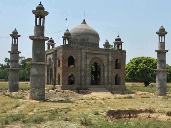 4. క్యాన్సర్ తో చనిపోయిన భార్య సంస్మరనార్థం