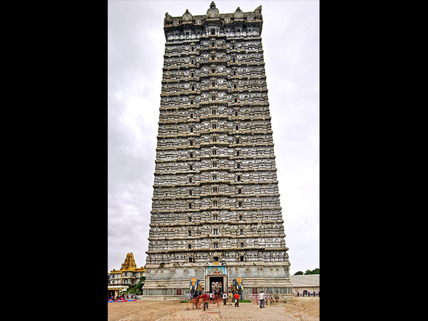 4. రాజ గోపురం