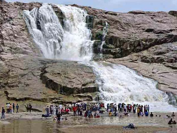 7. జలపాతాల్లో స్నానాలు చేయవచ్చు... 