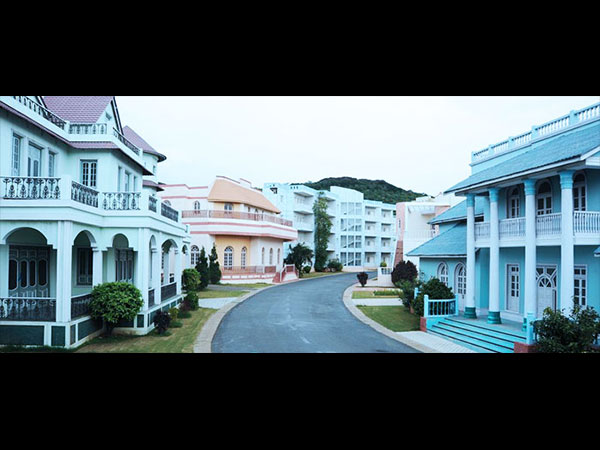 1. ఫిల్మ్ సిటీ దగ్గరగా....