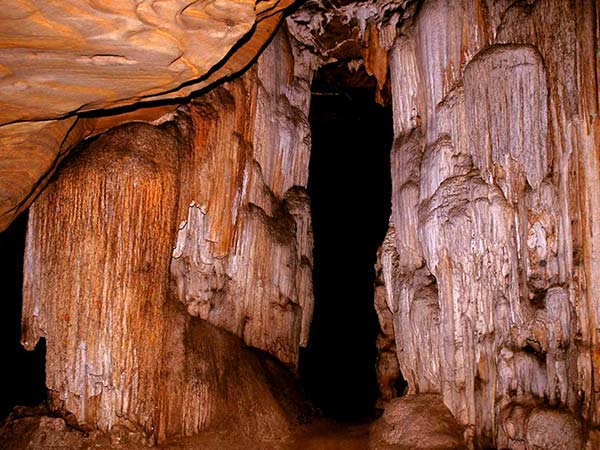 1. ఆ గుహలోనికి వెళ్లిన వ్యక్తి..