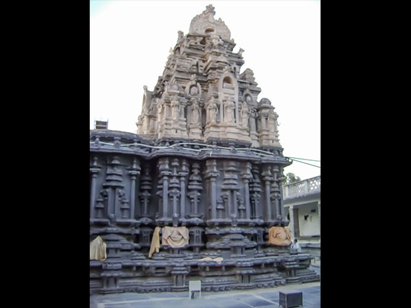 10. రాతి రధం గుండా ప్రవేశించి 