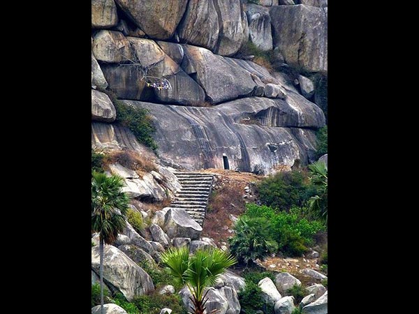 11. బరాబర్ గుహలు 