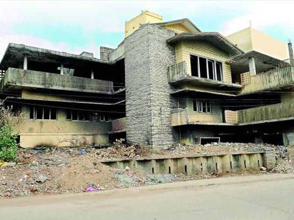 12.డేడ్ లాక్ ఘర్