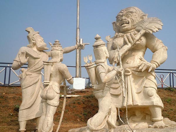 రాముడి తొడపై సీత కుర్చొన్నట్లు ఉన్న విగ్రహం