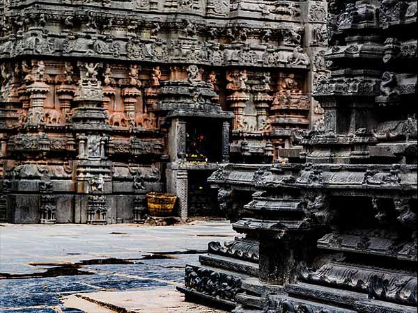 13. నీరు ఎల్లప్పుడూ ప్రవహిస్తుంటుంది