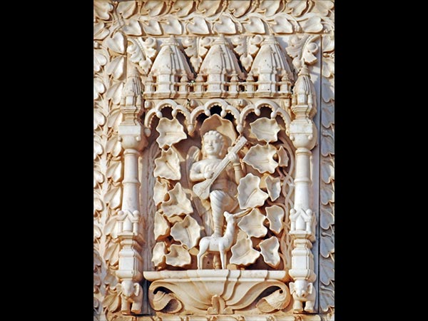 14. దేవాలయం వద్ద పాలరాతి శిల్పాలు.