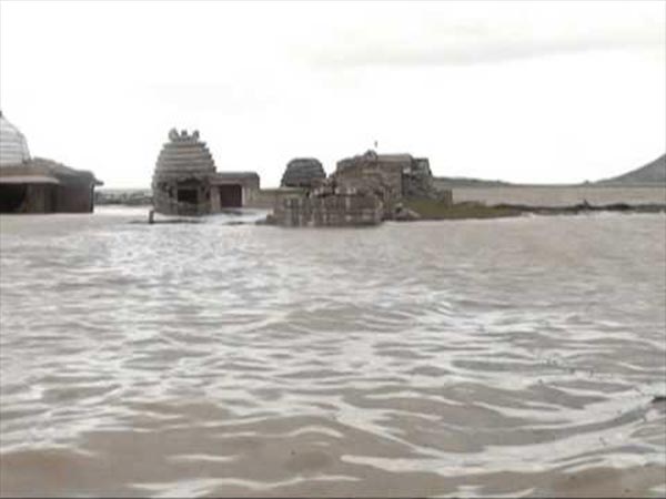  14. ఒకే రాతి పై గంగ, యమున, పార్వతులు