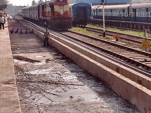 17. రైలు, విమాన...